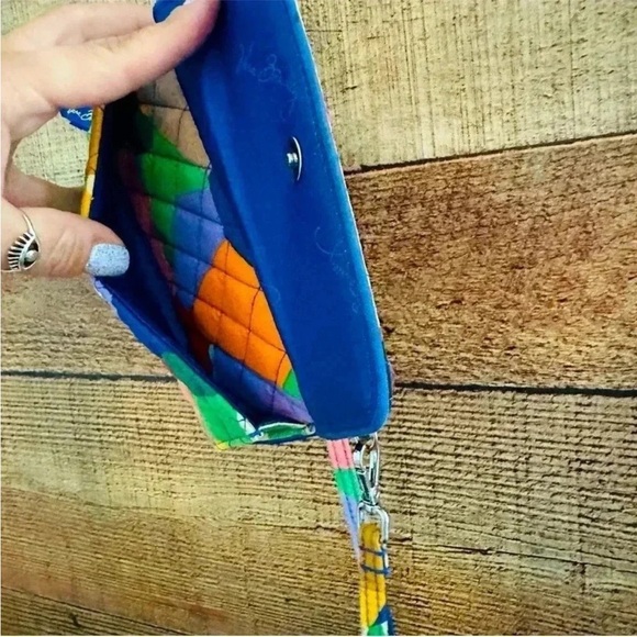 NWOT 
Vera Bradley Pop Art All In One Quilted
RFID Wristlet/Crossbody - Picture 6 of 11